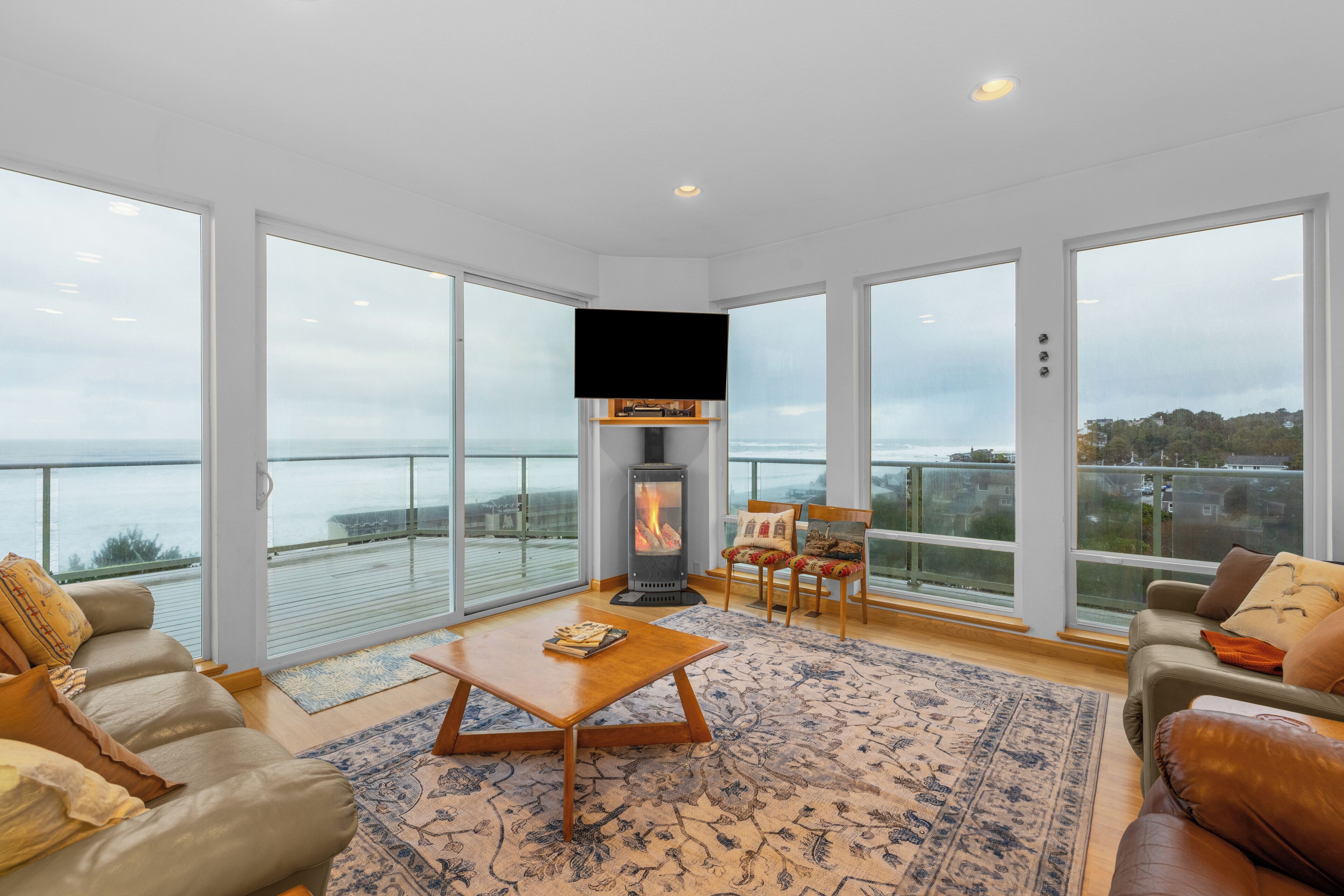 Smart TV, chimenea y libros 