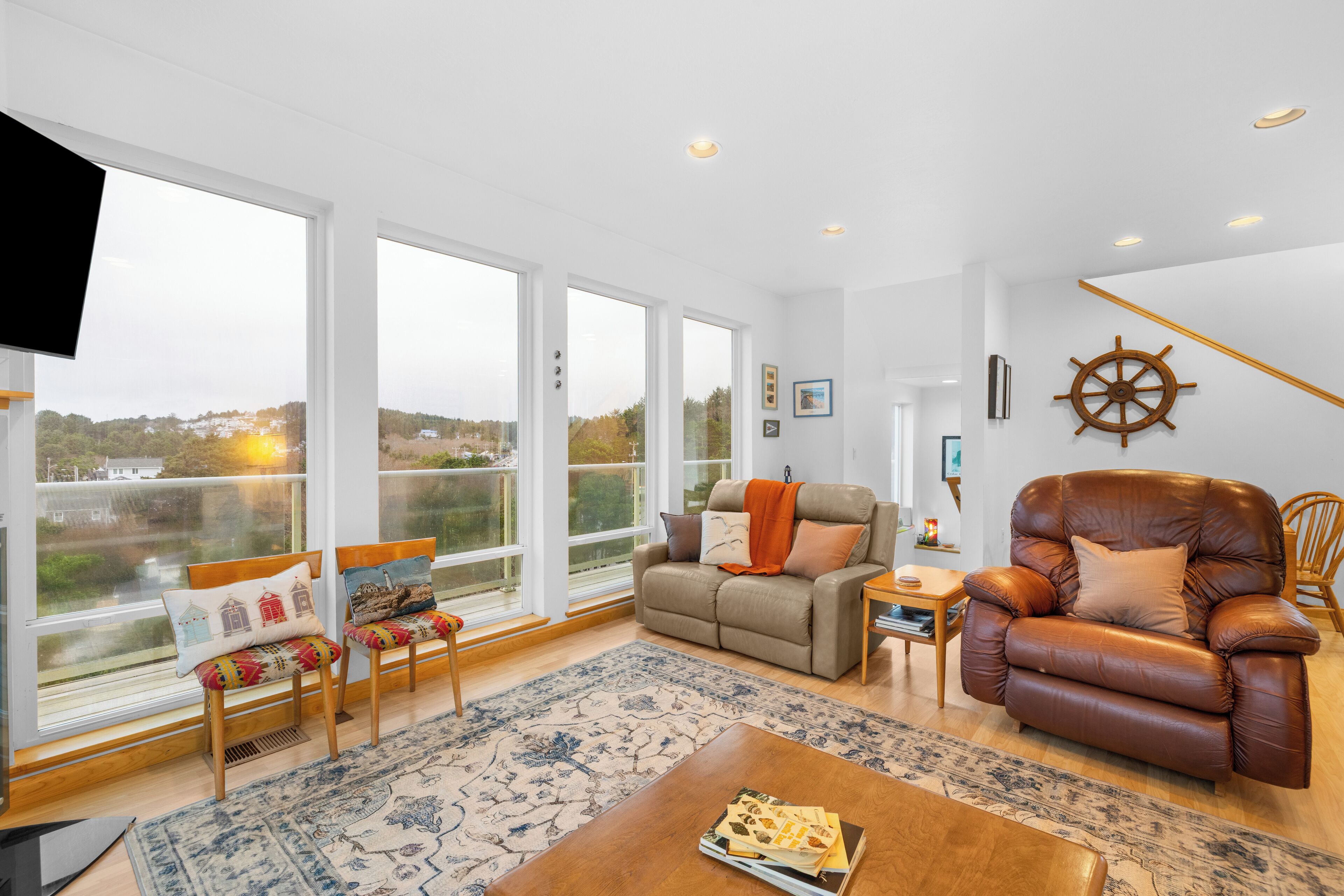 智能電視、壁爐、書籍