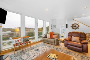 智能电视、壁炉、书