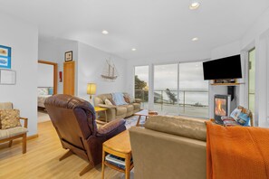 Smart TV, chimenea y libros 