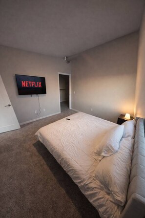 Desk, iron/ironing board, WiFi, bed sheets - Spacious and perfect for family (Des Moines)