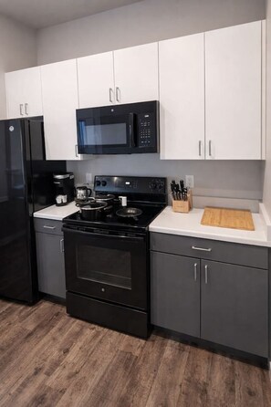 Fridge, microwave, oven, stovetop - Spacious and perfect for family (Des Moines)