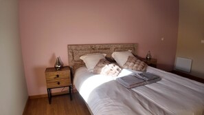 1 habitación, tabla de planchar con plancha, wifi gratis y ropa de cama 