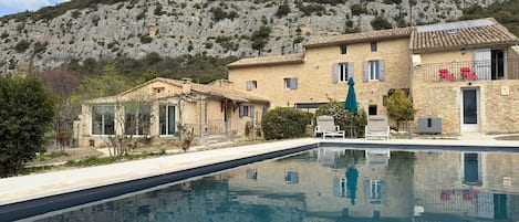 Alberca al aire libre y alberca climatizada