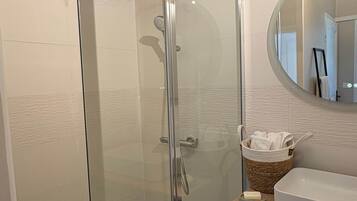 Dusche, Haartrockner, Handtücher, Seife