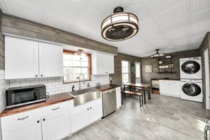 Fridge, microwave, oven, stovetop - Retreat-Style 4BR with Pool in Spring | Main House (Spring)