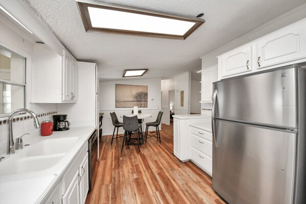 Fridge, microwave, oven, stovetop - Retreat-Style 4BR Home in Spring (Spring)