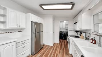 Een koelkast, een microgolfoven, een oven, een kookplaat