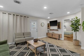 6 chambres, bureau, fer et planche à repasser, lit parapluie