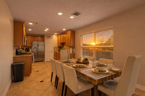 Spacious 6BR Family Home | Quiet & Convenient