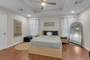 6 bedrooms, desk, iron/ironing board, travel cot