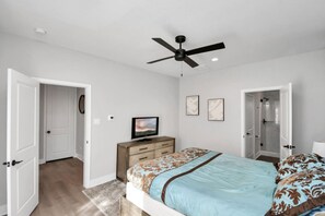 3 bedrooms, desk, iron/ironing board, travel crib - Newly Built 3-Level Townhouse near Downtown (Houston)