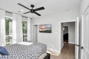 3 Schlafzimmer, Schreibtisch, Bügeleisen/Bügelbrett, Reisekinderbett