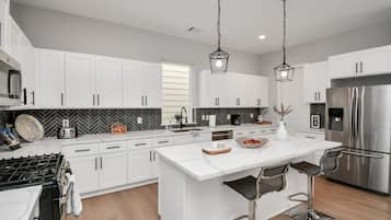 KĂŒhlschrank, Mikrowelle, Ofen, Herdplatte