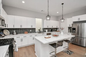 Kjøleskap, mikrobølgeovn, ovn og kokeplater