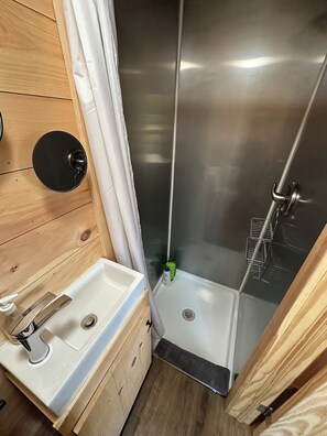 Hair dryer, towels, soap, toilet paper - Hamptons Tiny House! (Southampton)