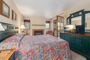Free WiFi, bed sheets - Lakeview 1BR Condo with Fireplace & Balcony (Breezy Point)