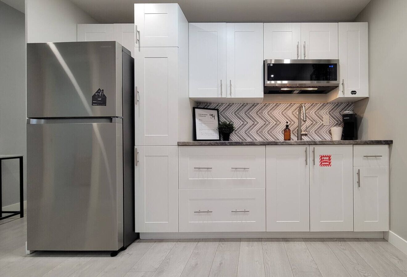 Refrigerador, microondas, cafetera/tetera, tostadora