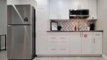 Refrigerador, microondas, cafetera/tetera, tostadora