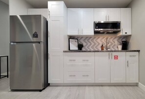 Frigorifero, microonde, macchina per tè/caffè, tostapane