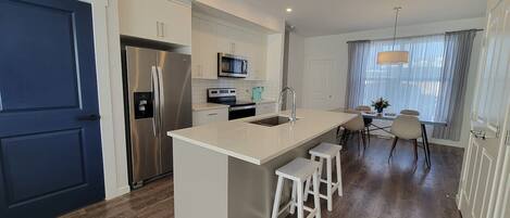 Geladeira, micro-ondas, fogão, cooktop