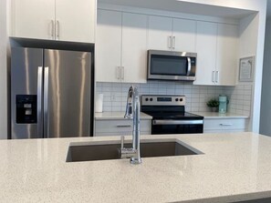 Fridge, microwave, oven, stovetop - Cozy•3Bedroom•Modern•Mahogany•Family-Friendly (Calgary)