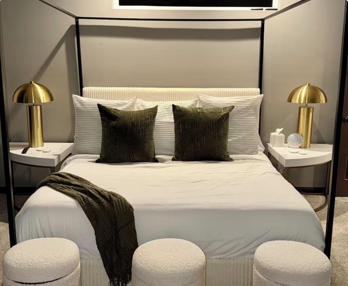 Tabla de planchar con plancha, wifi, ropa de cama