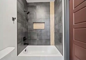 ヘアドライヤー、タオル、石鹸、トイレットペーパー