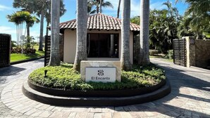 Un edificio con tetto in tegole e un cartello con scritto "El Encanto".