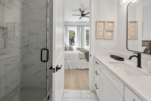 Een douche, een haardroger, handdoeken, zeep