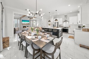 Dining - 5BR 30A Oasis •Private Pool + Hot Tub • Pet Friendly • Bike to Beach • Golf Cart (Santa Rosa Beach)