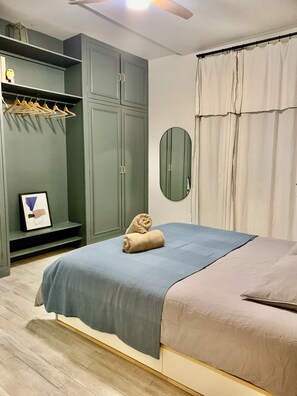 2 slaapkamers, een bureau, een strijkplank/strijkijzer, reisbedje