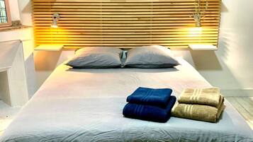 2 soverom, skrivebord, strykejern/-brett og reiseseng for barn