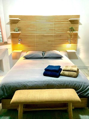 2 chambres, bureau, fer et planche à repasser, lit parapluie