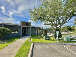 Property grounds - 3BR Home Near Disney w/ Office & Fun Corner (Kissimmee)