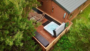 Outdoor dining - Forest View - Deluxe 3 Bedroom Lodge with Hot Tub in the heart of Northumberland (Morpeth)