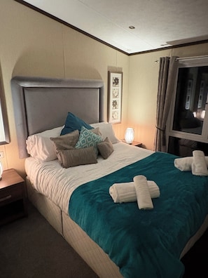 Tabla de planchar con plancha, wifi gratis, ropa de cama