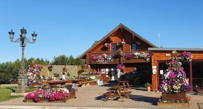 Outdoor dining - Forest View - Deluxe 3 Bedroom Lodge with Hot Tub in the heart of Northumberland (Morpeth)