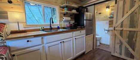 Geladeira, micro-ondas, cooktop, cafeteira/chaleira