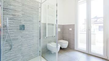Doccia, asciugacapelli, bidet, asciugamani