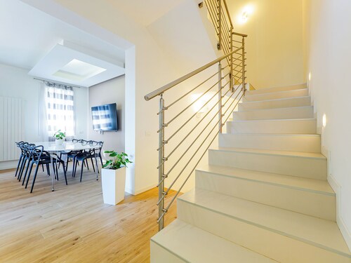 Single villa surrounded by greenery and a few steps from the center of Milan