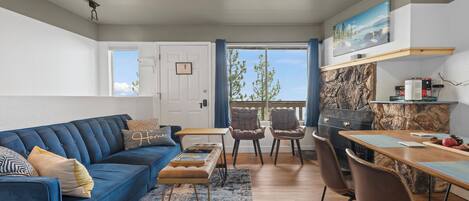 Smart TV, fireplace, stereo