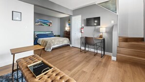 3 soverom, skrivebord, strykejern/-brett og reiseseng for barn
