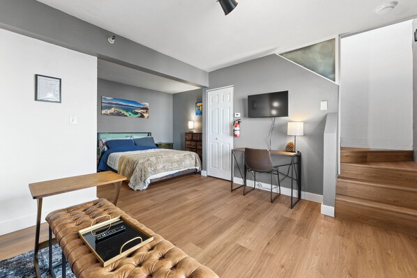 3 chambres, bureau, fer et planche à repasser, lit de bébé portatif