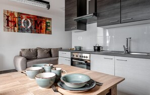 Frigorífico, horno, placa de cocina y lavavajillas