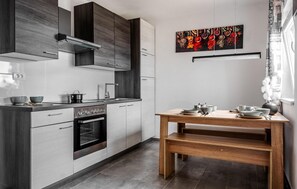 Frigorífico, horno, placa de cocina y lavavajillas