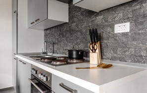 Refrigerador, horno, parrilla de estufa y lavavajillas 