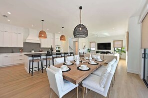 Dining - Black Pearl! NEW! Block and half to Beach! (Holmes Beach)