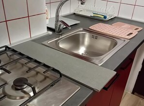 Kühlschrank, Mikrowelle, Herdplatte, Kochgeschirr/Geschirr/Besteck