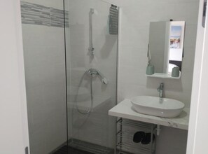 Shower, towels, toilet paper - Apartment Ilica - Studio Apartment (Zagreb)